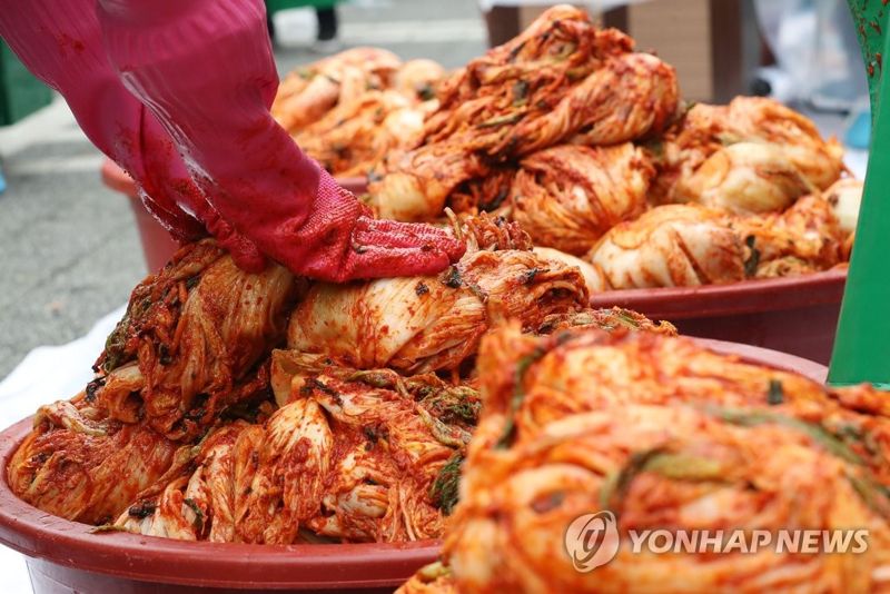 엄마가 고생해 만든 김치, 친정에 맨입으로 퍼 나르는 새언니