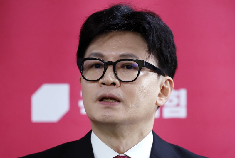 [서울=뉴시스] 조성우 기자 = 한동훈 국민의힘 대표가 21일 오전 서울 여의도 국회에서 열린 최고위원회의를 마친 뒤 취재진 질문에 답변하고 있다. 2024.11.21. xconfind@newsis.com <저작권자ⓒ 공감언론 뉴시스통신사. 무단전재-재배포 금지.> /사진=뉴시스화상