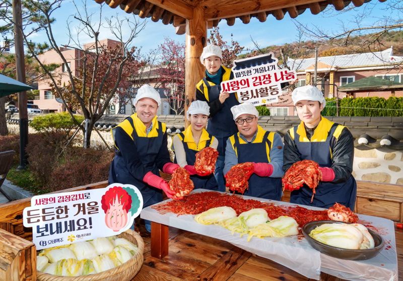 지난 19일 서울시 강남구 자곡동에 위치한 못골한옥어린이도서관에서 열린 '김장 나눔 봉사활동'에서 배하준 오비맥주 대표(왼쪽 첫번째), 구자범 법무정책홍보부문 수석부사장(왼쪽 세번째) 등 임직원 봉사단이 김치를 만들며 기념사진을 찍고 있다. 오비맥주 제공