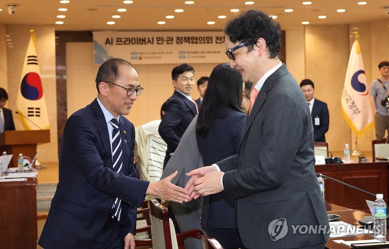 고학수 개인정보보호위원회 위원장이 지난 5월 정부서울청사에서 열린 AI 프라이버시 민·관 정책협의회 전체회의에서 참석자들과 인사하고 있다. 연합뉴스