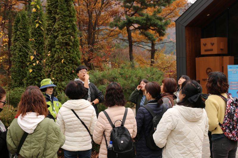 수화사가 숲해설사의 설명을 수화로 전달하는 모습.