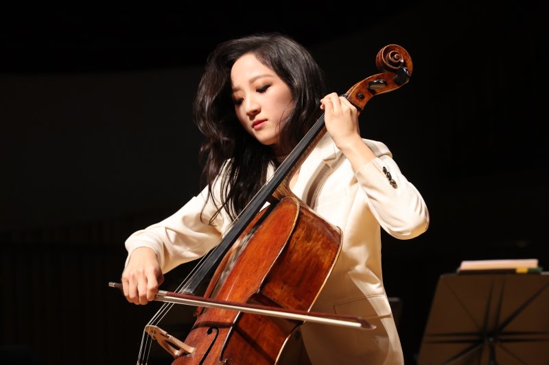 [서울=뉴시스] 박진희 기자 = '2025 롯데콘서트홀 인 하우스 아티스트' 첼로 연주자 최하영이 21일 서울 송파구 롯데콘서트홀에서 기자간담회에 앞서 연주를 하고 있다. 2024.11.21. pak7130@newsis.com