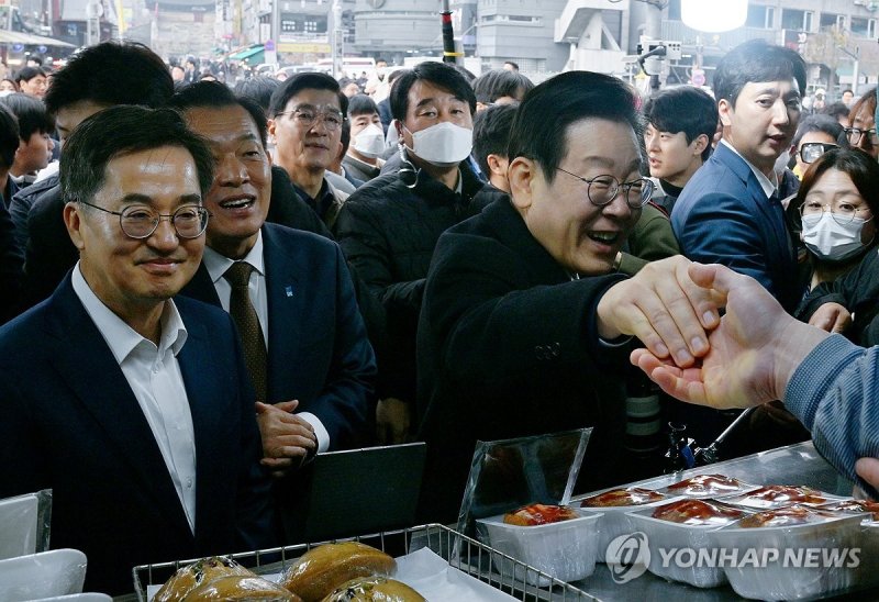 수원 못골종합시장 찾은 이재명 대표 (출처=연합뉴스)