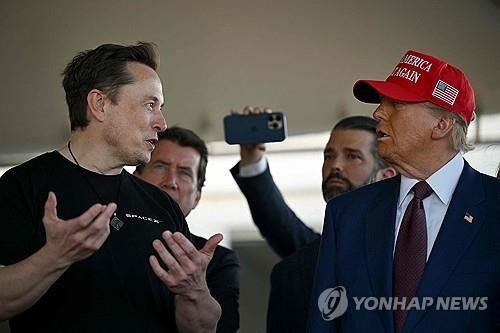 일론 머스크(왼쪽)와 도널드 트럼프 미국 대통령 당선인 (출처=연합뉴스)
