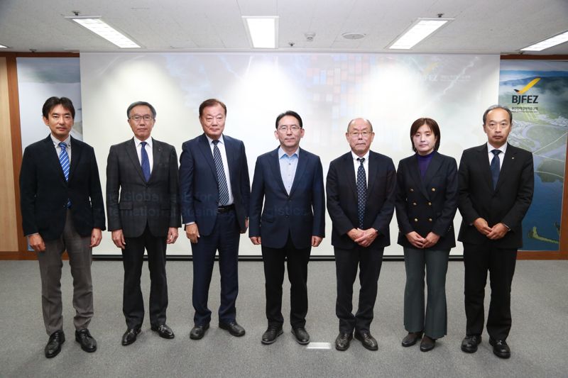 김기영 부산진해경제자유구역청장(왼쪽 네번째)이 부산진해경제자유구역을 방문한 일본 시미즈항이용촉진협회 관계자들과 기념촬영을 하고 있다. 부산진해경제자유구역청 제공