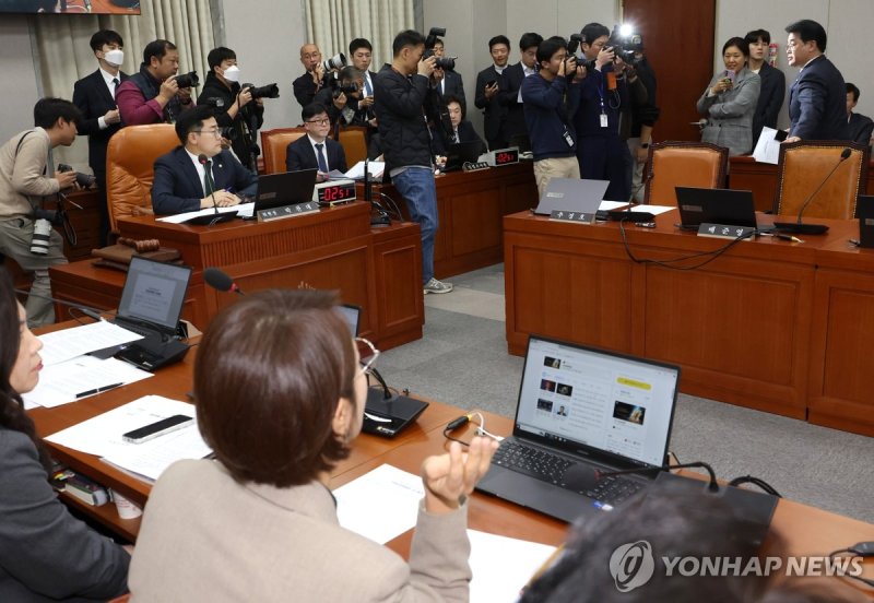 퇴장하는 국민의힘 (출처=연합뉴스)