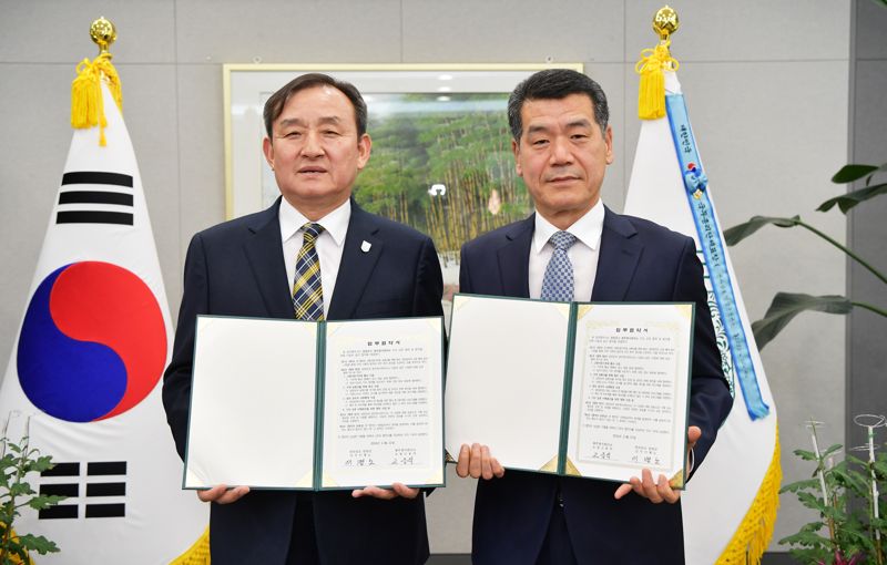 21일 오후 전남 담양군청에서 열린 중앙부처-지자체 간 상호이해와 협력을 증진하고 청년층 교류를 확대 위한 업무협약식에 이병노 담양군수(왼쪽)와 고응석 행정안전부 광주청사관리소장이 업무협약 후 기념 촬영을 하고있다. 제공=행정안전부