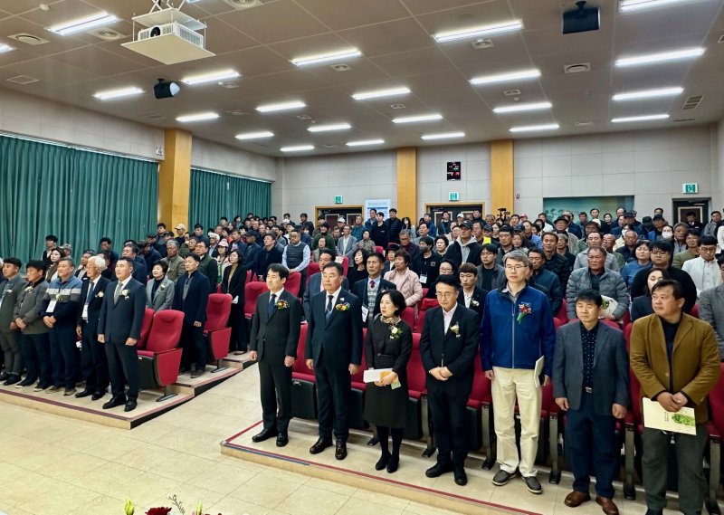 [세종=뉴시스]농촌진흥청은 21일 전라남도 무안 국립식량과학원 바이오에너지작물연구소에서 '고구마의 날' 기념행사를 열고 국내 고구마 산업 발전 방안을 모색했다.(사진=농진청 제공)