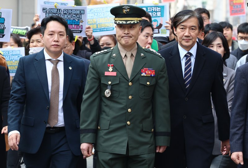 채 해병 순직사건 수사 이첩 관련 항명 및 상관명예훼손 혐의로 기소된 박정훈 전 해병대 수사단장(대령)과 조국 조국혁신당 대표가 21일 서울 용산구 중앙지역군사법원에서 열린 10차 공판에 앞서 가진 기자회견에 참석하고 있다. 2024.11.21/뉴스1 ⓒ News1 김도우 기자