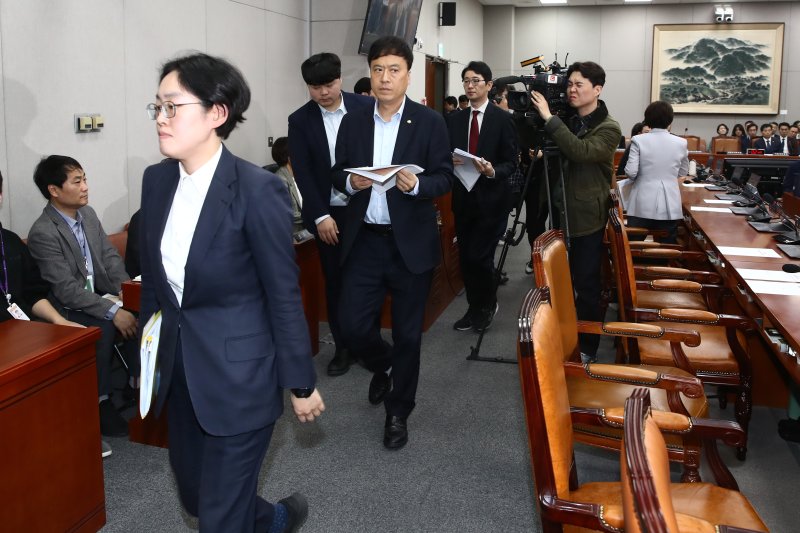 국민의힘 의원들이 21일 오후 서울 여의도 국회에서 열린 운영위원회 전체회의에서 대통령비서실과 국가안보실의 특활비 삭감을 포함한 예산안에 대한 표결을 앞두고 윤석열 정부에 대한 분풀이 예산 삭감이라며 퇴장하고 있다. 2024.11.21/뉴스1 ⓒ News1 이광호 기자