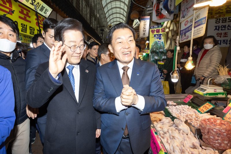 이재준 경기 수원시장(오른쪽)이 21일 이재명 더불어민주당 대표, 김동연 경기도지사 등과 못골종합·영동시장을 찾아 상인들과 간담회를 갖고 경기 활성화 방안을 모색했다.(수원시 제공)/