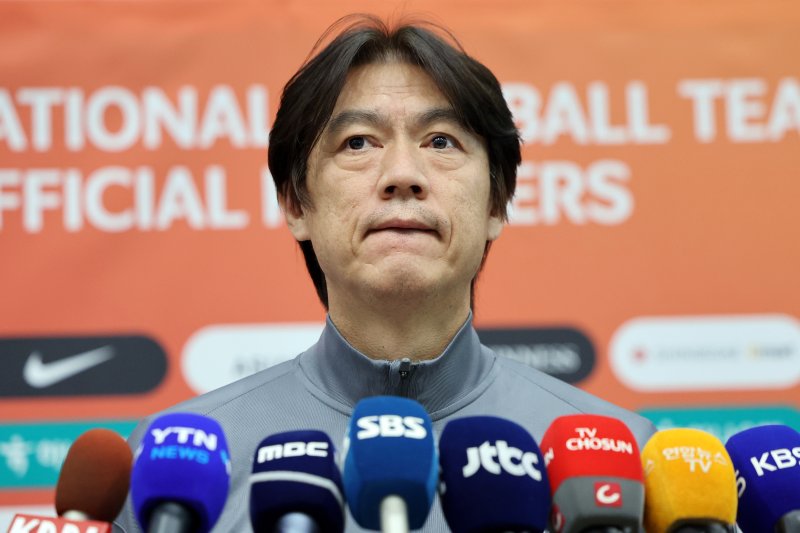 홍명보 대한민국 축구 국가대표팀 감독이 21일 오후 인천국제공항을 통해 귀국해 인터뷰를 하고 있다. 2024.11.21/뉴스1 ⓒ News1 이동해 기자