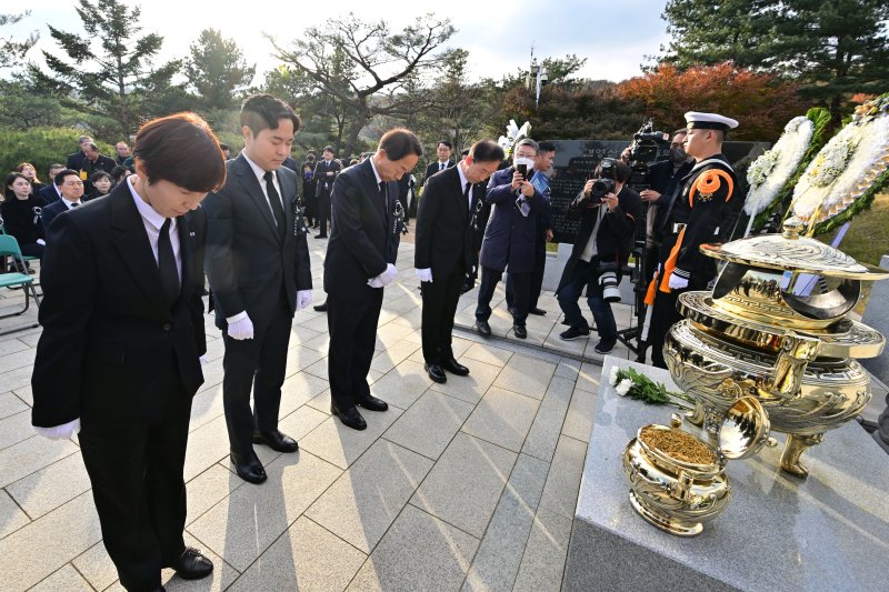 김영삼 전 대통령 9주기 추모식…정치권 주요 인사 집결