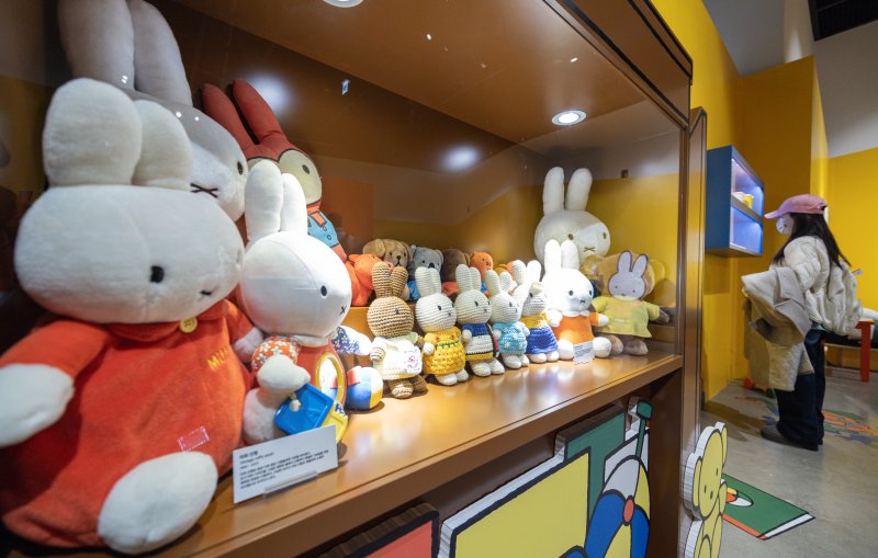 21일 오후 서울 종로구 인사센트럴뮤지엄에서 머니투데이 주최로 열린 미피(Miffy) 70주년 생일 기념전 ‘미피와 마법 우체통’ 미디어아트 전시회를 찾은 관람객들이 다양한 전시물을 살펴보고 있다. 2024.11.21/뉴스1 ⓒ News1 이재명 기자