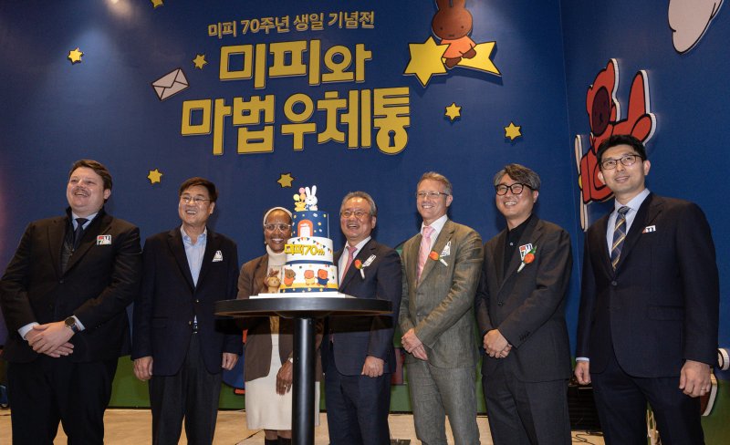 강호병 머니투데이 대표(왼쪽에서 네 번째)와 이민재 피플리 대표를 비롯한 주요 내빈들이 21일 오후 서울 종로구 인사센트럴뮤지엄에서 머니투데이 주최로 열린 미피(Miffy) 70주년 생일 기념전 ‘미피와 마법 우체통’ 미디어아트 전시회 개막식에서 케익 커팅을 하고 있다. 2024.11.21/뉴스1 ⓒ News1 이재명 기자
