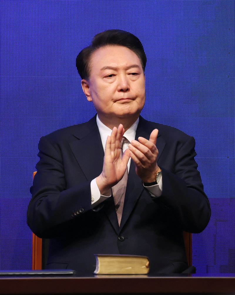 윤석열 대통령이 지난달 22일 서울 중구 신라호텔에서 열린 제56회 국가조찬기도회에 참석하고 있다. 사진=연합뉴스