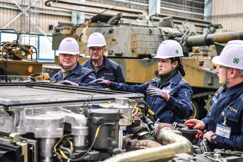 [서울=뉴시스] 육군은 지난 18일부터 전남 상무대 및 대전 자운대 병과학교 등지에서 2024년 후반기 육군 국제과정을 진행하고 있다고 22일 밝혔다.올해 7월 최초 개설된 국제과정은 K9자주포·K2전차 등 국산 무기체계를 구매했거나 구매하기를 희망하는 주요 방산협력국 장병들을 대상으로 육군이 해당 장비의 전술적 운용방법을 직접 교육하는 프로그램이다. 'K9자주포 정비과정'에 참가한 교육생들이 K9자주포 동력장치(엔진, 변속기) 분리 실습을 하고 있다. (사진=육군 제공) 2024.11.22. photo@newsis.com *재판매