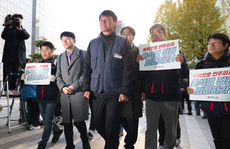 민주노총 양경수 위원장이 22일 오전 서울 마포구 서울경찰청 광역수사단에 출석하고 있다. /사진=연합뉴스