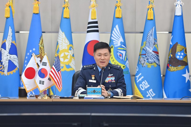 공군은 이영수 공군참모총장이 21일 데이비드 앨빈 미 공군참모총장(대장), 우치쿠라 히로아키 일 항공자위대 막료장(대장)과 화상회의를 실시했다고 22일 밝혔다. 한미 공군과 일 항공자위대가 공군참모총장급 회의를 개최하는 것은 이번이 처음이다. 사진은 주요 현안에 대해 발언하고 있는 이 총장. 사진=공군 제공