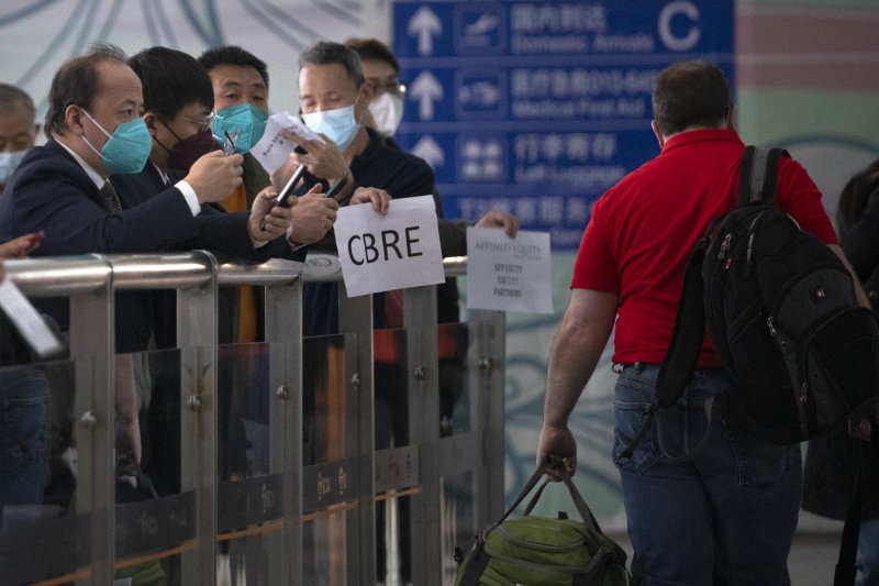 지난해 3월 15일 중국 베이징 국제공항 국제선 승객 도착 구역에서 마스크를 쓴 사람들이 기다리고 있다.AP뉴시스