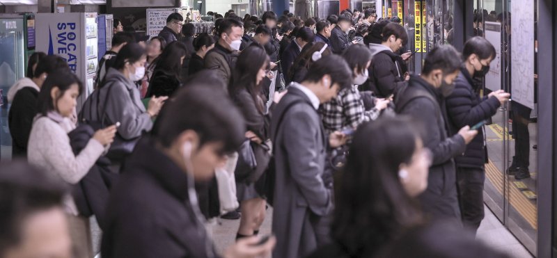 지난 19일 서울 중구 지하철 3호선 충무로역에서 시민들이 지하철을 기다리고 있는 모습. 뉴시스