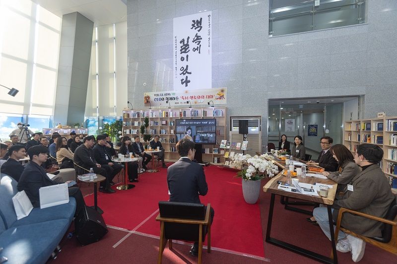 지난 21일 함진규 한국도로공사 사장이 한국도로공사 본사 길벗 열린도서관에서 독서 멘토들과 다양한 세대 직원들이 소통하고 있다. 한국도로공사 제공