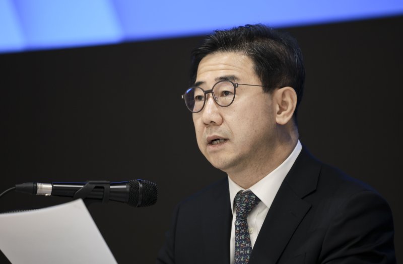 [서울=뉴시스] 정병혁 기자 = 박형욱 대한의사협회 비상대책위원장이 22일 서울 용산구 대한의사협회에서 열린 비상대책위원회 1차 회의 관련 브리핑을 하고 있다. 2024.11.22. jhope@newsis.com