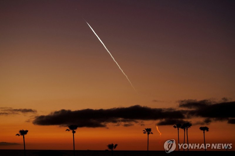 스타링크 위성을 운반하는 스페이스X 팰컨9 로켓 발사 장면 (출처=연합뉴스)