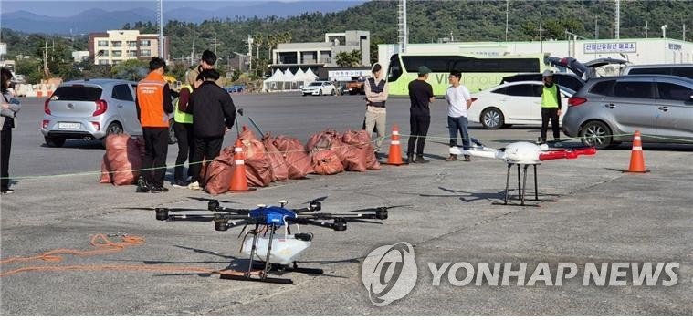 제주에서 해양 쓰레기 수거작업에 드론 동원 (출처=연합뉴스)