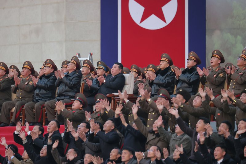 (평양 노동신문=뉴스1) = 북한 노동당 기관지 노동신문은 22일 김정은 당 총비서가 지난 21일 열린 무장장비(무기) 전시회 '국방 발전 2024' 개막식에서 앞으로 마주하게 될 안보 위협들에도 "주동적으로 대처해나갈 수 있는 능력과 안전 담보를 확고히 가지고 있음을 확신한다"며 국방력을 과시했다고 보도했다. [국내에서만 사용가능. 재배포 금지. DB 금지. For Use Only in the Republic of Korea. Redistribution Prohibited] rodongphoto@news1.kr