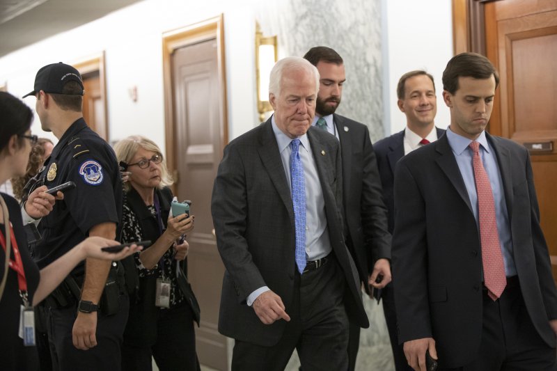 [워싱턴 DC=AP/뉴시스]공화당 소속의존 코닌 상원의원이 2018년 9월27일 워싱턴 국회의사당 내에서 브렛 캐버노 연방 대법관 지명자의 성폭행 기도 전력에 관한 청문회를 마친 후 걸어가고 있다. 2024.11.22.