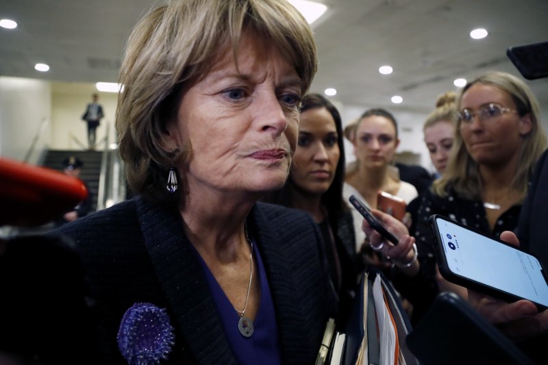 [워싱턴=AP/뉴시스]미국 공화당 소속 리사 머카우스키 상원의원이 2020년 1월30일 도널드 트럼프 당시 대통령에 대한 상원의 탄핵심판 질의응답을 마친 뒤 의회를 빠져나오고 있다. 2024.11.22.