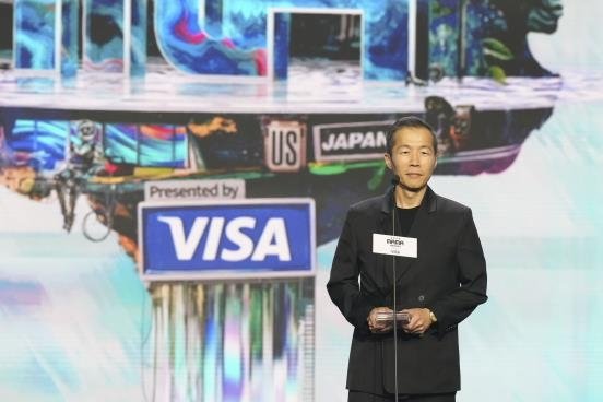21일(현지시간) '2024 마마 어워즈'에 시상자로 나선 정이삭 감독 (출처=연합뉴스)