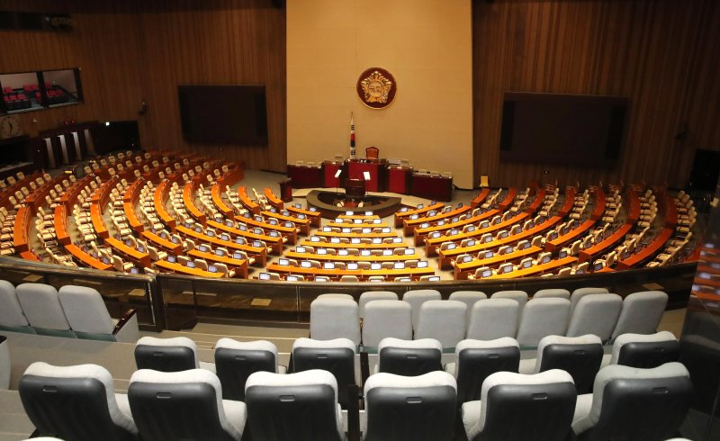 코로나19 확산 영향으로 24일 오후 예정됐던 국회 본회의가 연기된 가운데 국회 본회의장이 비어 있다. 2020.2.24/뉴스1 ⓒ News1 박세연 기자