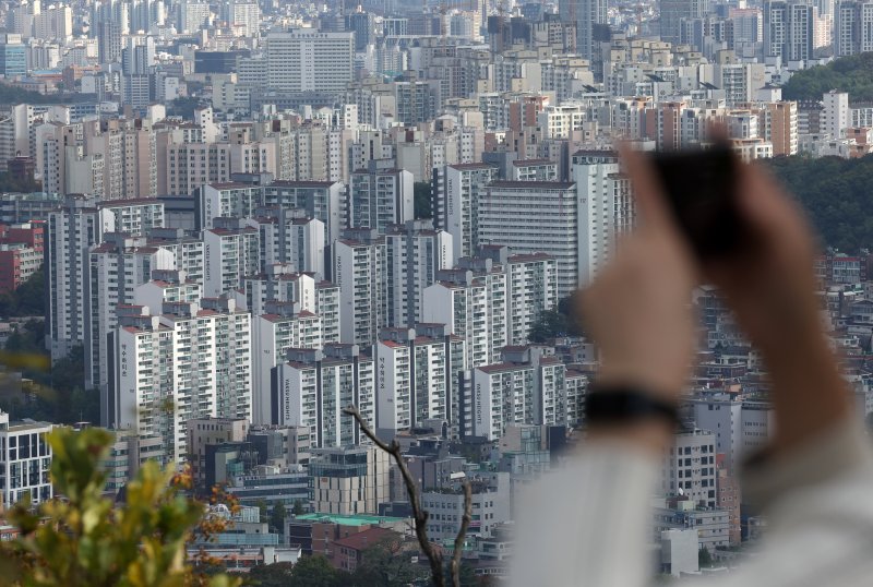 [서울=뉴시스] 김명년 기자 = 사진은 23일 오후 서울 남산에서 바라본 서울 시내. 2024.10.23. kmn@newsis.com