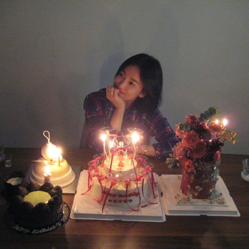 송혜교, 43세 생일에 독보적 비주얼…절친 강민경도 함께