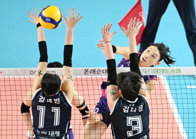 스파이크하는 흥국생명의 김연경(맨 오른쪽) (출처=연합뉴스)