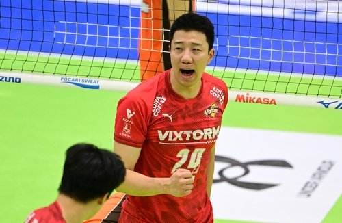 한국전력의 미들 블로커 신영석(중앙) (출처=연합뉴스)