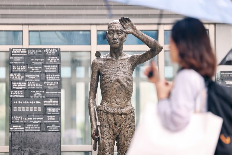 9월 12일 서울 용산구 용산역광장에 설치된 강제징용 노동자상이 비를 맞고 서있다. 2024.9.12/뉴스1 ⓒ News1 민경석 기자