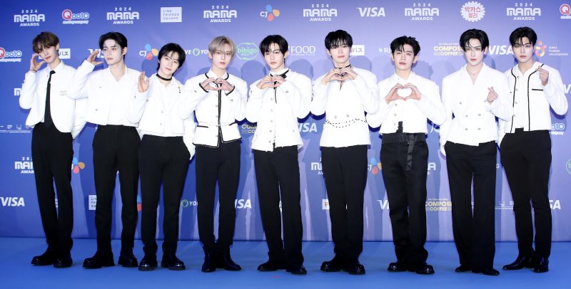 제로베이스원 김규빈(왼쪽부터)과 김지웅, 석매튜, 한유진, 장하오, 성한빈, 김태래, 리키, 박건욱이 2024년 12월 23일 일본 오사카 쿄세라 돔에서 열린 '2024 마마 어워즈'(MAMA AWARDS) 레드카펫 행사에 참석해 포즈를 취하고 있다. 뉴스1