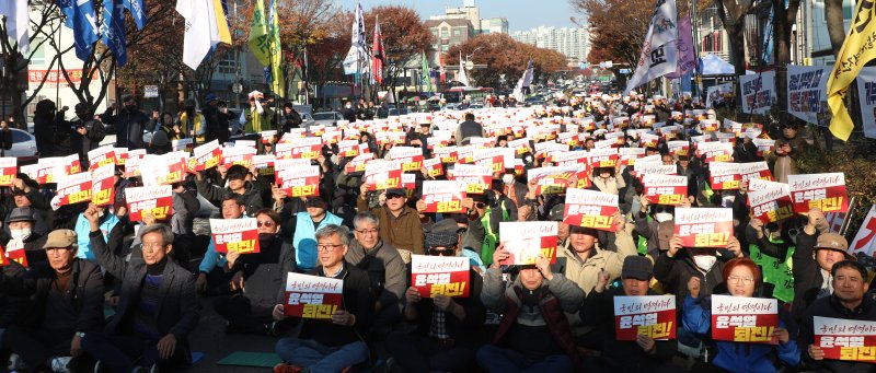 23일 전북자치도 전주시 모래내시장 사거리 일원에서 열린 '윤석열퇴진 전북도민대회' 참가자들이 구호를 외치고 있다. 2024.11.23/뉴스1 ⓒ News1 유경석 기자