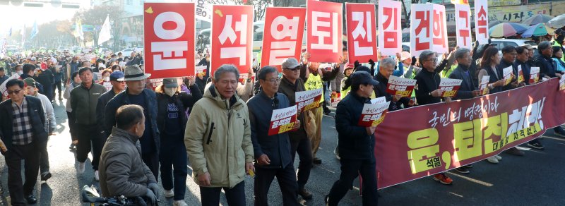 23일 전북자치도 전주시 모래내시장 사거리 일원에서 열린 '윤석열퇴진 전북도민대회' 참가자들이 행진을 하고 있다. 2024.11.23/뉴스1 ⓒ News1 유경석 기자