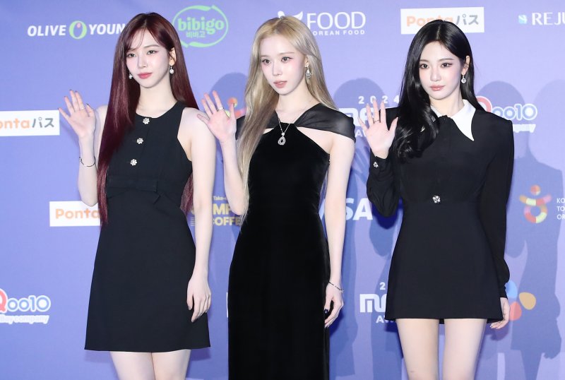 에스파 카리나(왼쪽부터)와 윈터, 닝닝이 23일 일본 오사카 쿄세라 돔에서 열린 '2024 마마 어워즈'(MAMA AWARDS) 레드카펫 행사에 참석해 포즈를 취하고 있다. 2024.11.23/뉴스1 ⓒ News1 권현진 기자