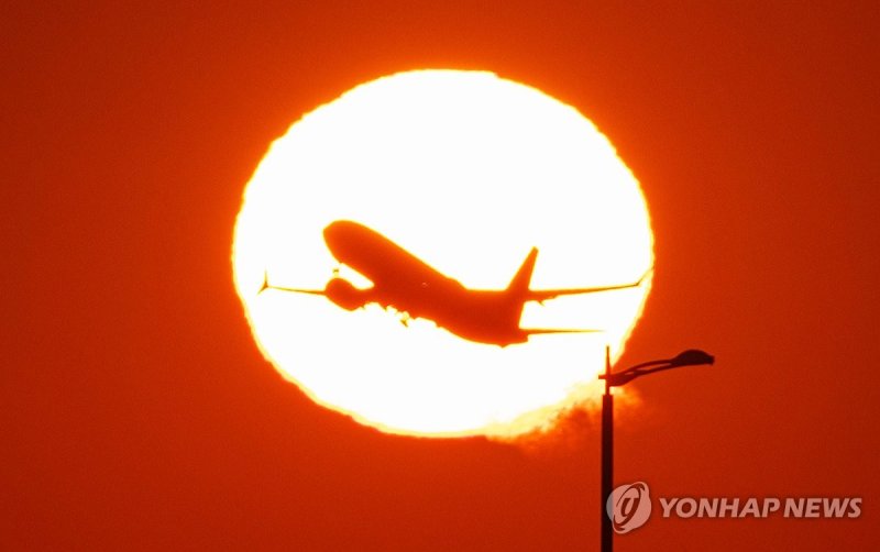 눈부신 태양 딛고 다시 도약하는 항공 (출처=연합뉴스)
