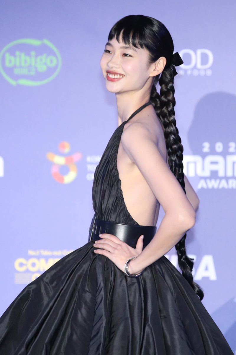 배우 정호연이 23일 일본 오사카 쿄세라 돔에서 열린 '2024 마마 어워즈'(MAMA AWARDS) 레드카펫 행사에 참석해 매혹적인 포즈로 시선을 사로잡고 있다. ⓒ News1 권현진 기자