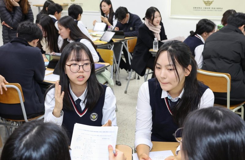 토론 중인 경북대사대부고 IB 과정 학생들 (출처=연합뉴스)