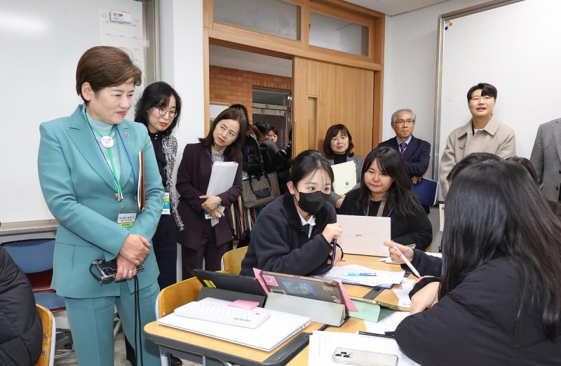 학생들의 토론을 지켜보는 강은희 대구시교육감(맨왼쪽) (출처=연합뉴스)