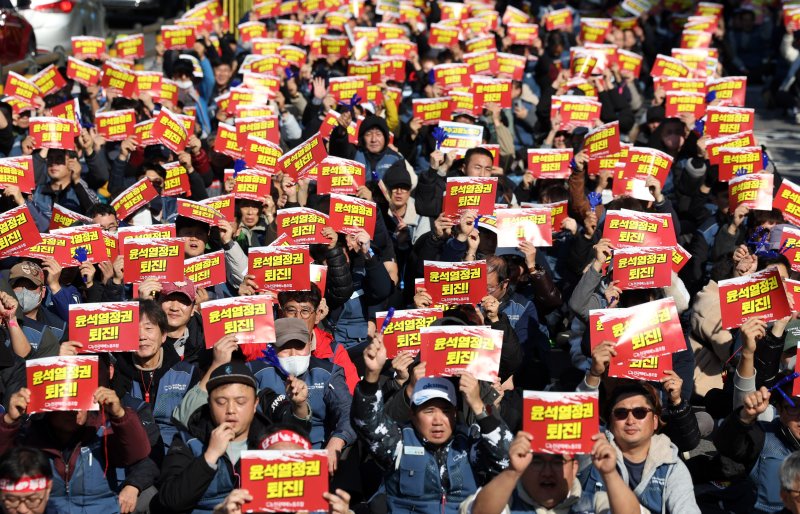 [서울=뉴시스] 김명년 기자 = 전국택배노동조합 조합원들이 24일 오후 서울 중구 서울역 4번출구 앞에서 전국택배노동자대회를 열고 구호를 외치고 있다. 2024.11.24. kmn@newsis.com