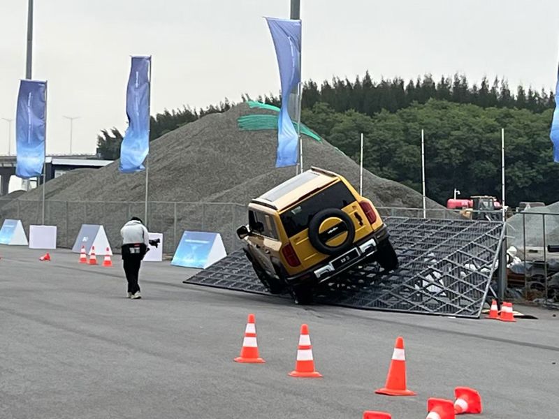 21일 바오산국제공항 근처 비야디의 주행 시험장에서 35도로 기울어진 경사로를 비야디의 브랜드 방천바오 바오5 차량이 균형을 잡으며 운행하고 있다.사진=이석우기자