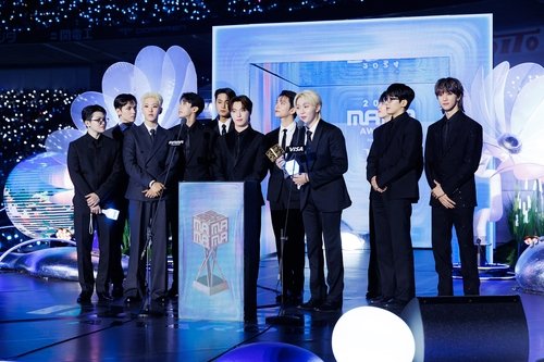 세븐틴, 마마 어워즈서 2년 연속 대상. 세븐틴은 23일 일본 오사카(大阪)에서 열린 '마마 어워즈 재팬' 2일 차 행사에서 대상인 '비자 올해의 가수' 수상자로 호명됐다. CJ ENM 제공